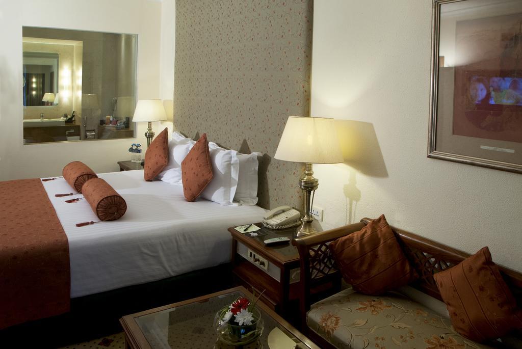 Avari Lahore Hotel Room photo